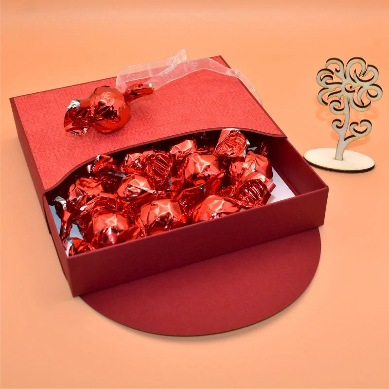 Bonboniera červená s dřevěným výřezem - Čtyřlístek