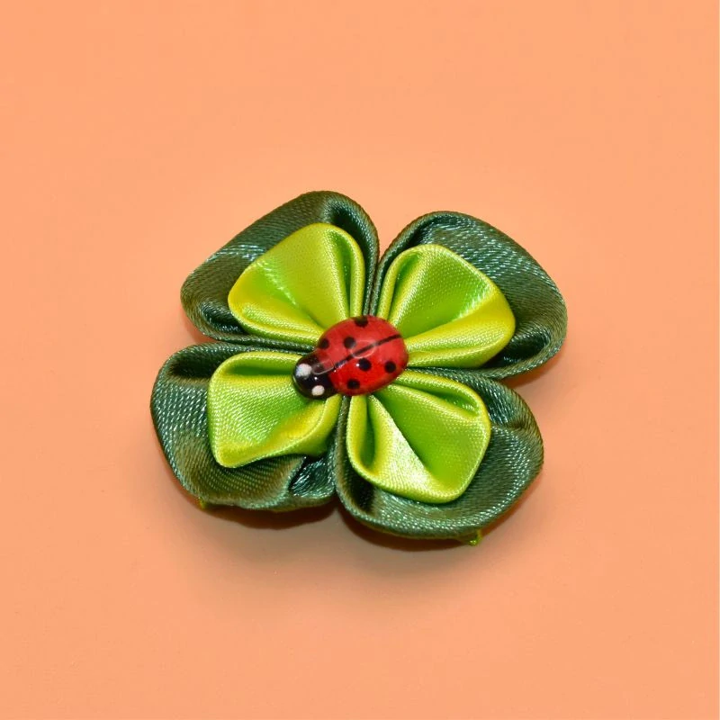 Čtyřlístek kanzashi s beruškou