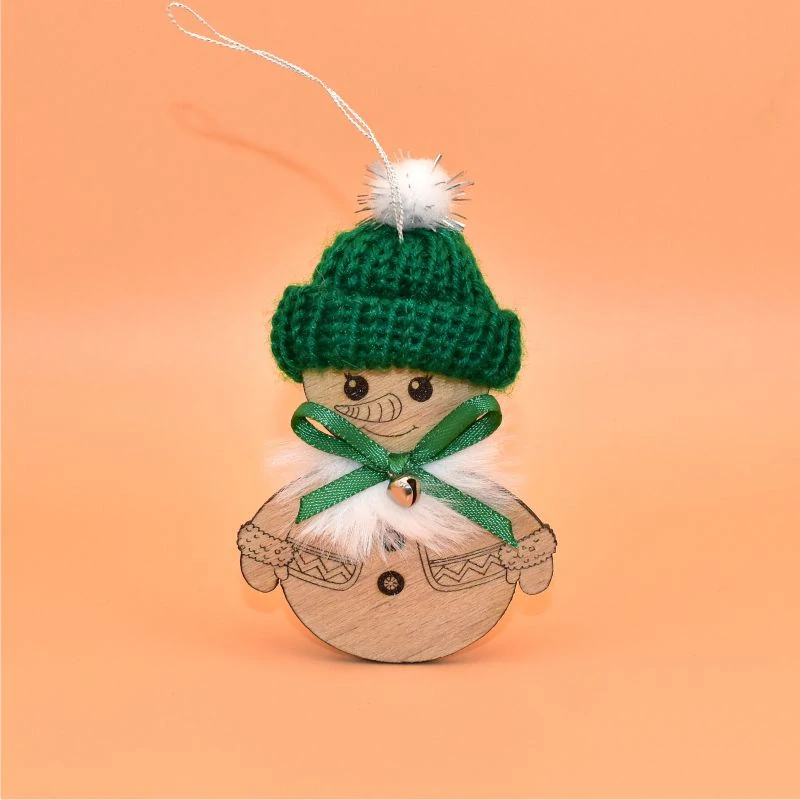 Závěs dřevo s čepičkou - Sněhulák zelená